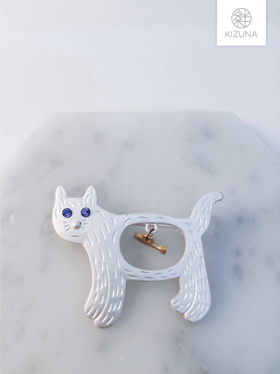 Hungry Cat Brooch w Fish (2 Colors)