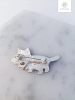 Load image into Gallery viewer, Cute cats with Canned Fish Brooch
