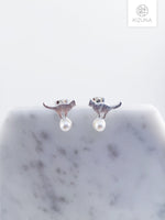 Load image into Gallery viewer, Cat W Pearl ball Earrings
