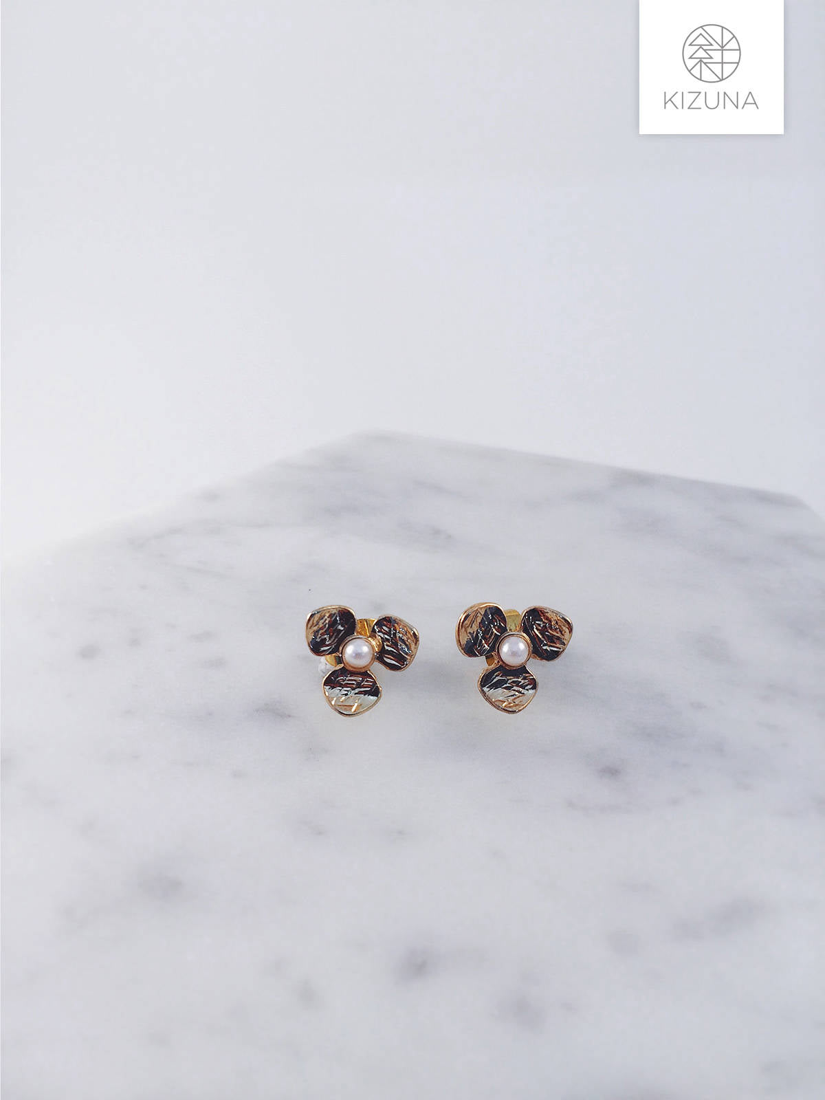 Minimalist Flower Stud Earrings (2 Colors)