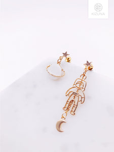 Mix & Match Saturn Astronaut Dangling Earring