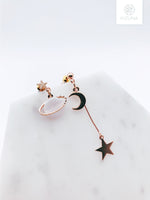 Load image into Gallery viewer, Mix &amp; Match Saturn Astronaut Dangling Earring
