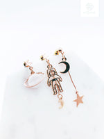 Load image into Gallery viewer, Mix &amp; Match Saturn Astronaut Dangling Earring
